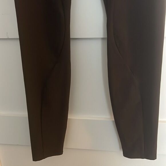 Athleta Quest Hybrid Tights. Pockets on both sides. Zipper in the back. 30 - Picture 3 of 8